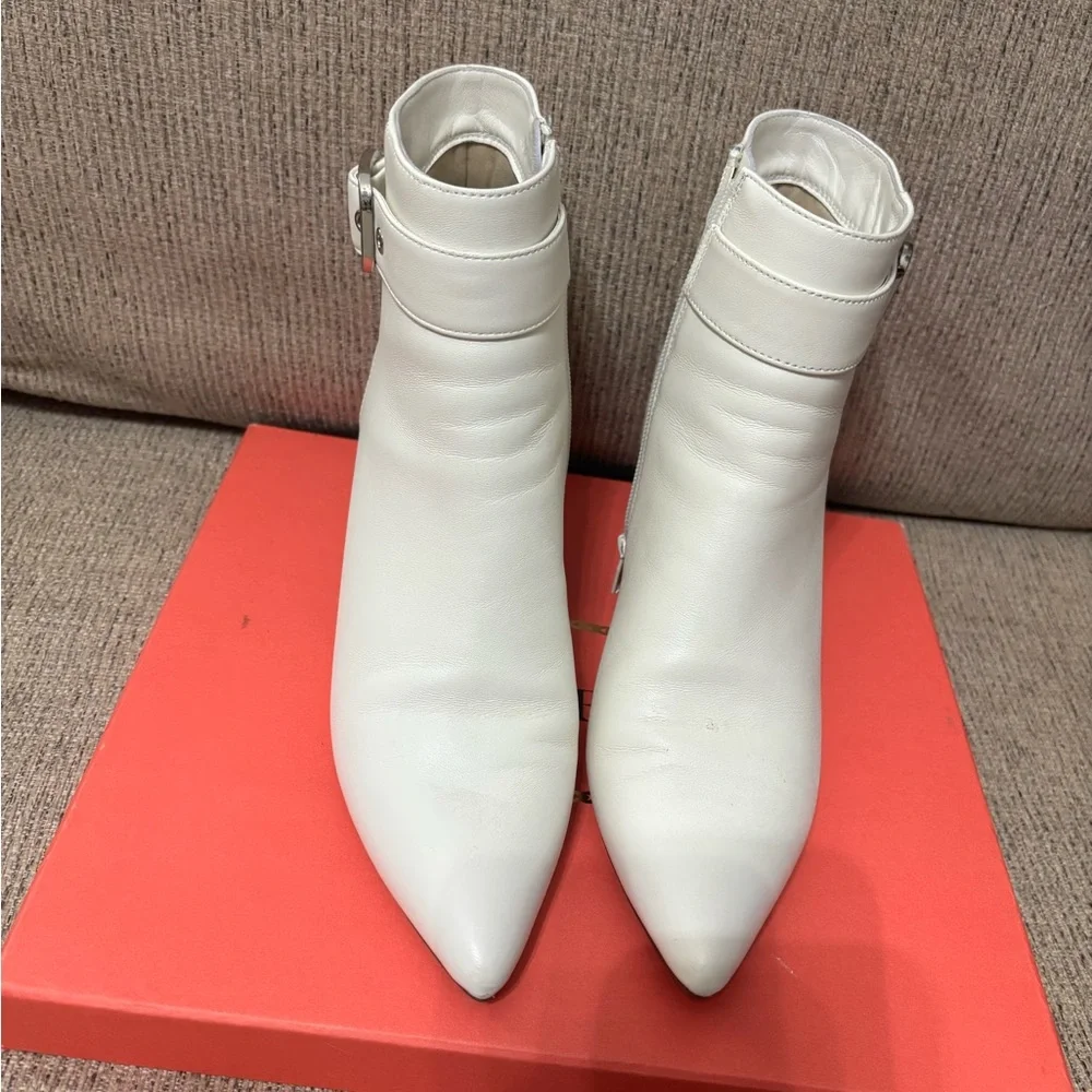 Vaneli Elegant Cream Ankle Boots
Size  7 1/2 NARROW 
Pls know these are narrow! - Picture 4 of 6